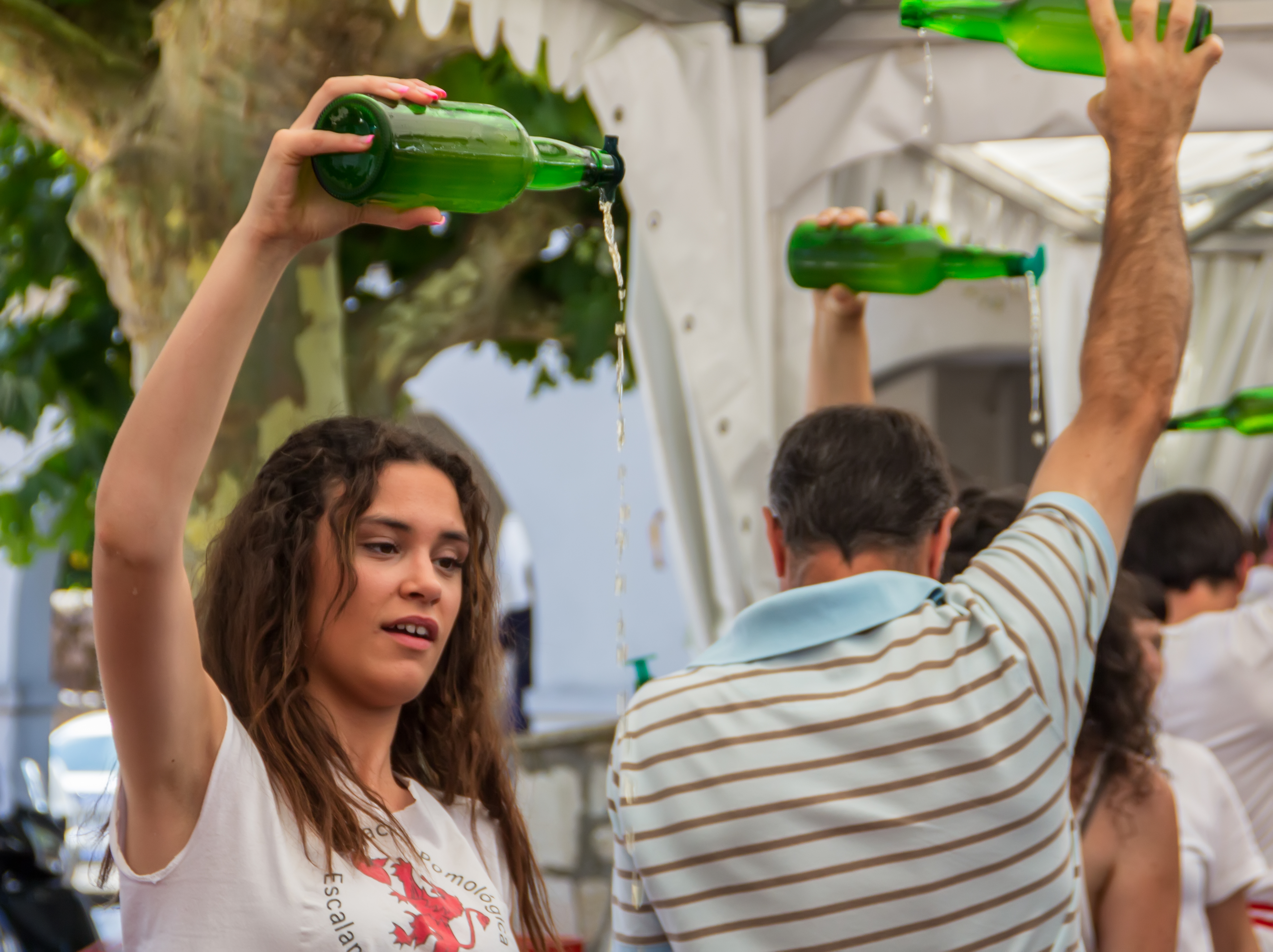Chica escanciando en la fiesta de la sidra de Escalante