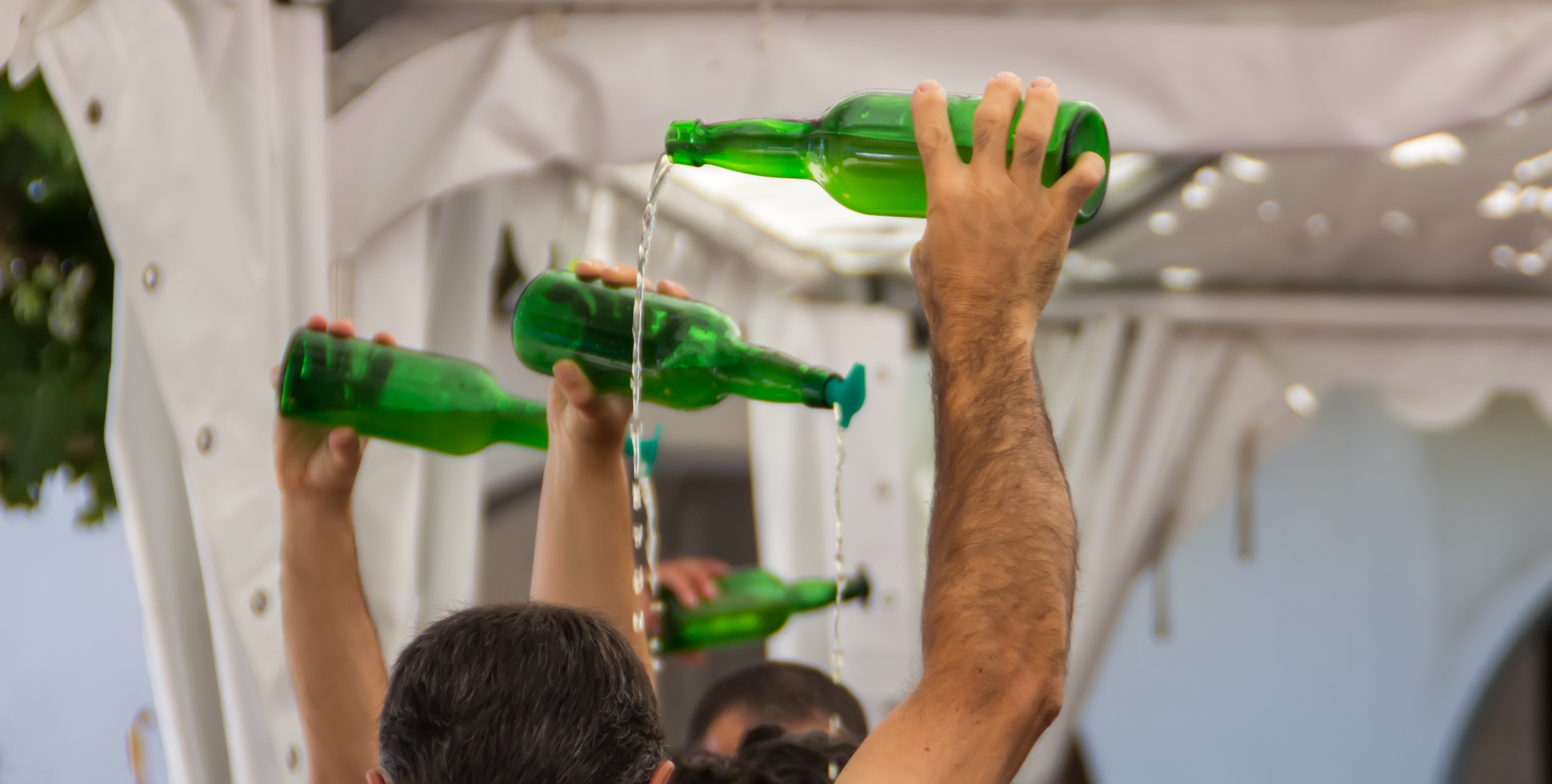 Botellas de sidra siendo escanciadas en la Fiesta de la Sidra de Escalante