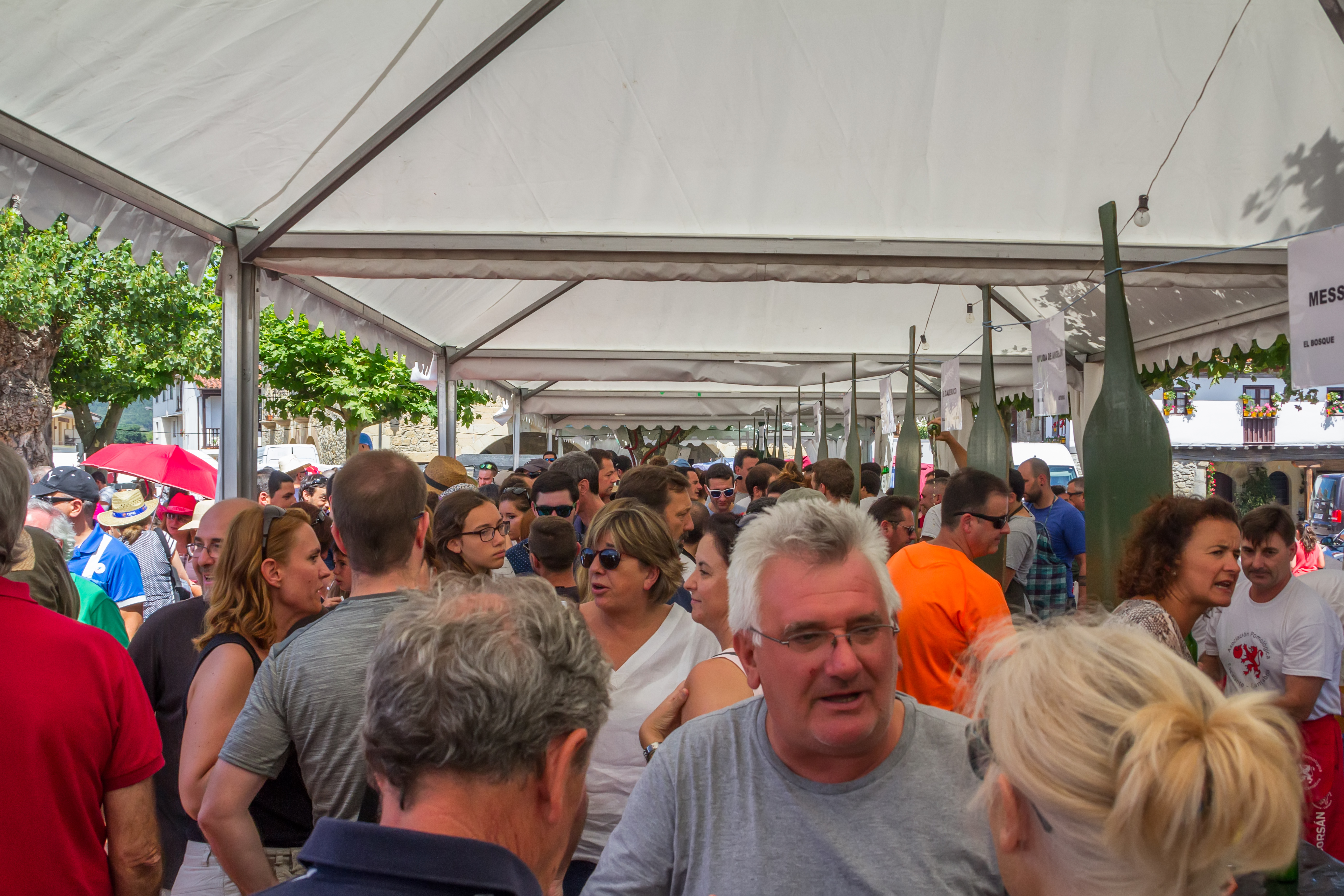 Publico degustando sidra